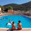 Persone rilassate a bordo piscina con montagne sullo sfondo.