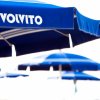 Ombrelloni blu su una spiaggia ventilata.