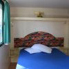Interno di una camera con letto singolo e finestra.