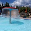 Fontana a forma di cappello in piscina.