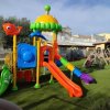 Area giochi colorata con scivoli e giochi.