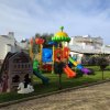 Parco giochi con strutture colorate.