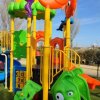 Parco giochi colorato con scivoli.