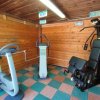 Palestra con cyclette e attrezzi.