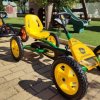 Kart giocattoli gialli su marciapiede.