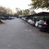 Parcheggio con auto sotto una tettoia.