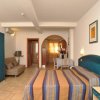 Camera d'albergo con letto matrimoniale e divano.