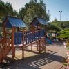 Struttura in legno con tettoie nel parco giochi.