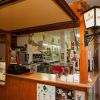 Chiosco con bancone in legno e lanterna.