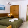 Camera con letto matrimoniale, armadio in legno e bagno annesso.