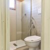 Bagno con doccia e WC piastrellati.
