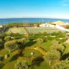 Campo sportivo e giardini vicino al mare.
