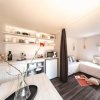 Angolo cucina con letto singolo in vista.