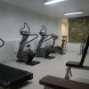 Palestra con attrezzature sportive, tra cui tapis roulant e cyclette.