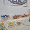 Marmellate e frutta fresca su tavolo da buffet.