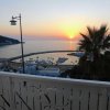 Vista su un porto e tramonto dal balcone.