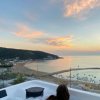 Vista della spiaggia al tramonto con vasca idromassaggio.