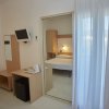 Camera d'hotel con specchio e TV.