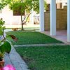 Giardino con fiori rosa e vialetti.