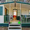 Casa mobile con veranda e giocattoli fuori.