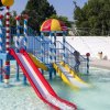 Scivoli colorati in una piscina per bambini.