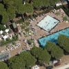 Vista dall'alto di piscine con persone e ombrelloni.