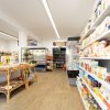 Un negozio con scaffali pieni di alimenti e bevande.