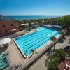 Vista dall'alto di una piscina vicino al mare.