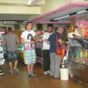 Interno di un minimarket con clienti che fanno acquisti.