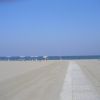 Spiaggia con ombrelloni e mare.
